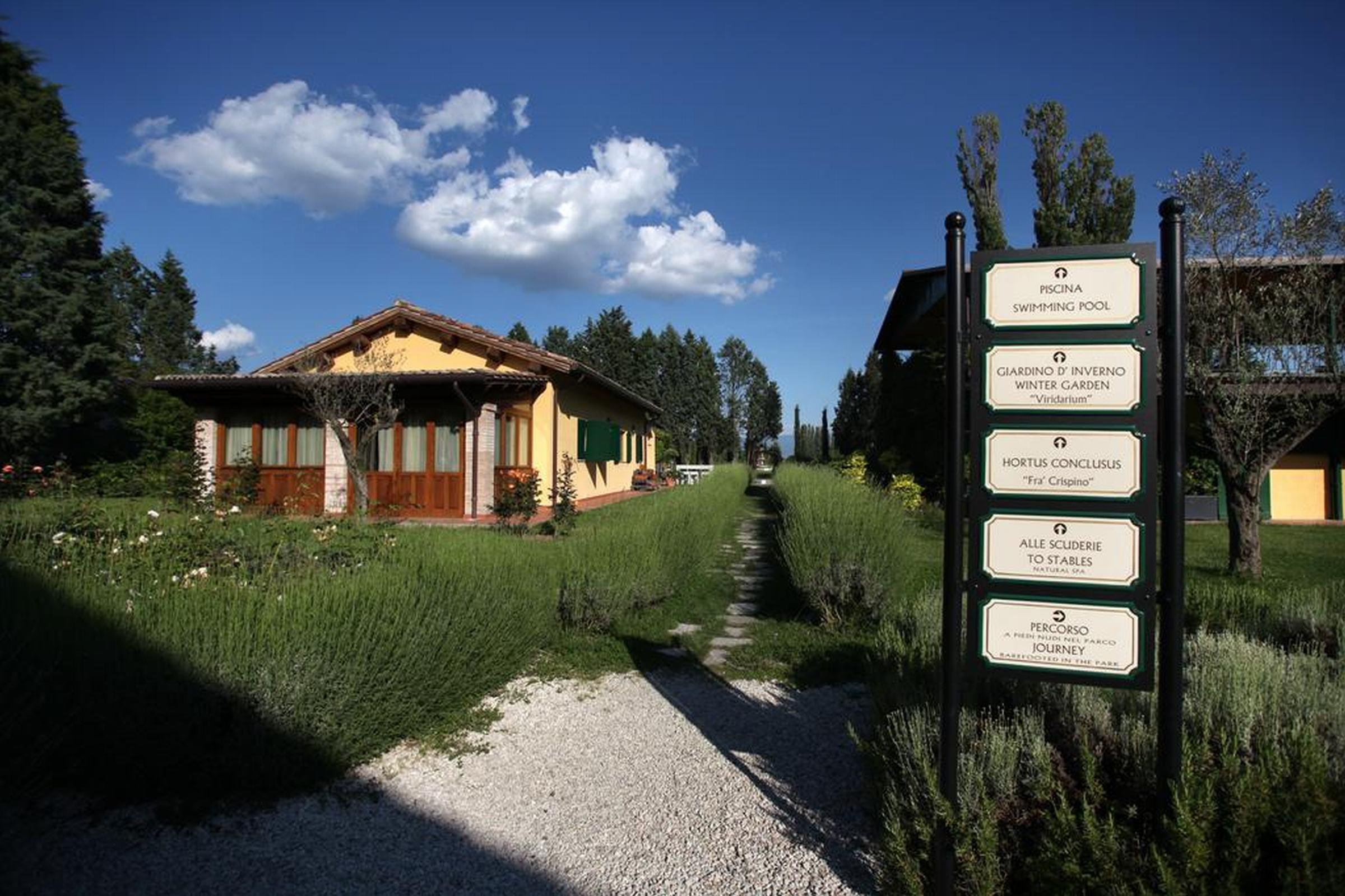 Resort E Spa San Crispino Asís Exterior foto